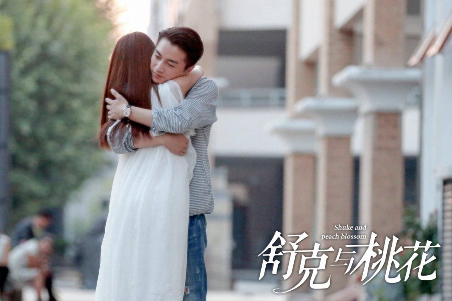孙女开车1600公里赶回家,爷爷早早地等待在门口,喇叭声在诉说回家的喜悦