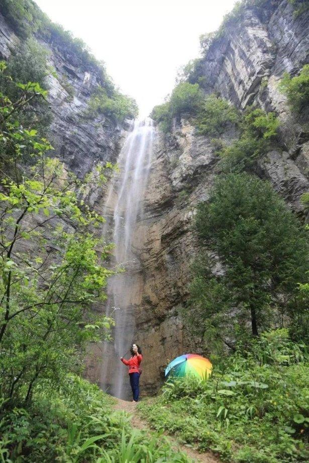 印度海军称出动在亚丁湾部署的驱逐舰协助起火油轮灭火