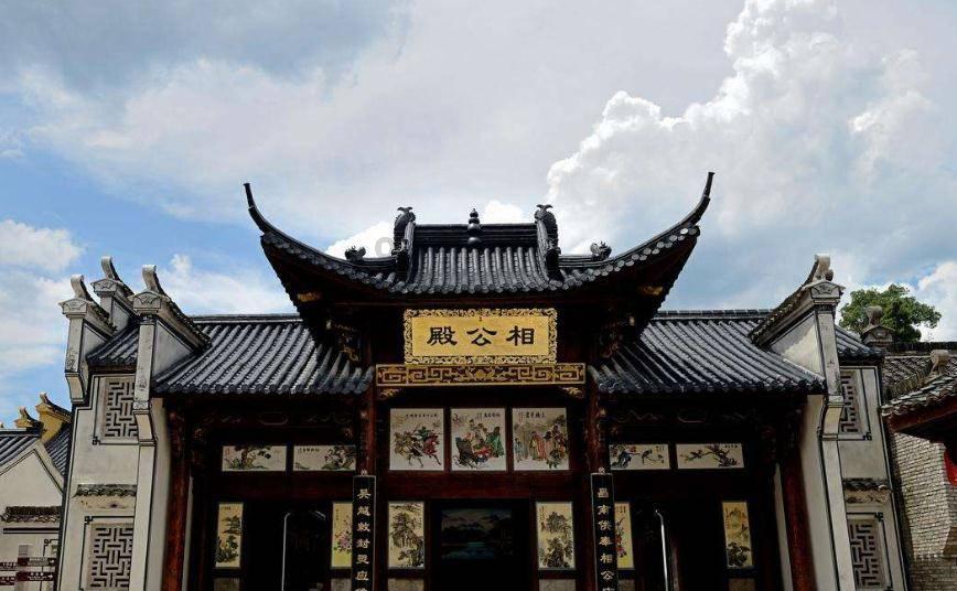 江豚受伤仍奋力戏水，市民戏称其“豚坚强”